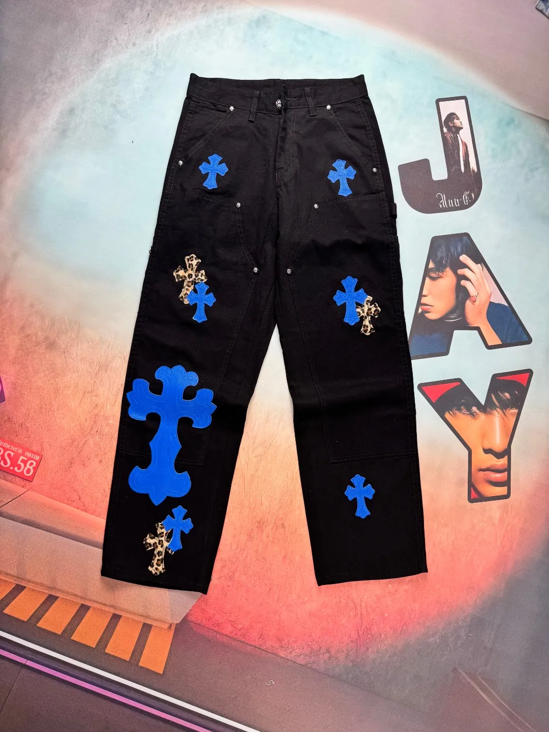 🅿️310 🔘Model No.-KL105 🔘Croxin𝐂𝐡𝐫𝐨𝐦𝐞 𝐇𝐞𝐚𝐫𝐭 24SS Workwear Logging Klein Blue Leather Limited Edition Jeans* Croxin’s pants are particularly outstanding in color design and stand out among similar products. It is made of beaded canvas fabric. After a complicated and delicate washing process, it feels very good when worn on the body and looks high-end and charming. The pants are three-dimensionally cut, with a crisp and stylish shape, smooth lines, and a high level of design. The hardware accessories on the pants are specially customized according to ZP standards. The beaded canvas fabric is originally thick, but after washing it becomes soft and breathable. The small leather label on the pants is specially designed, revealing unique creativity in a simple style. The production process is very exquisite, every stitching is neat and regular, and the details are handled particularly well, showing high quality. Moreover, these pants have a genderless design and can be easily worn by both boys and girls. They are perfectly in line with the current diverse and inclusive fashion trend and look good no matter how you wear them.  Size: S M L XL XXL (28.30.32.34.36) Color: Black